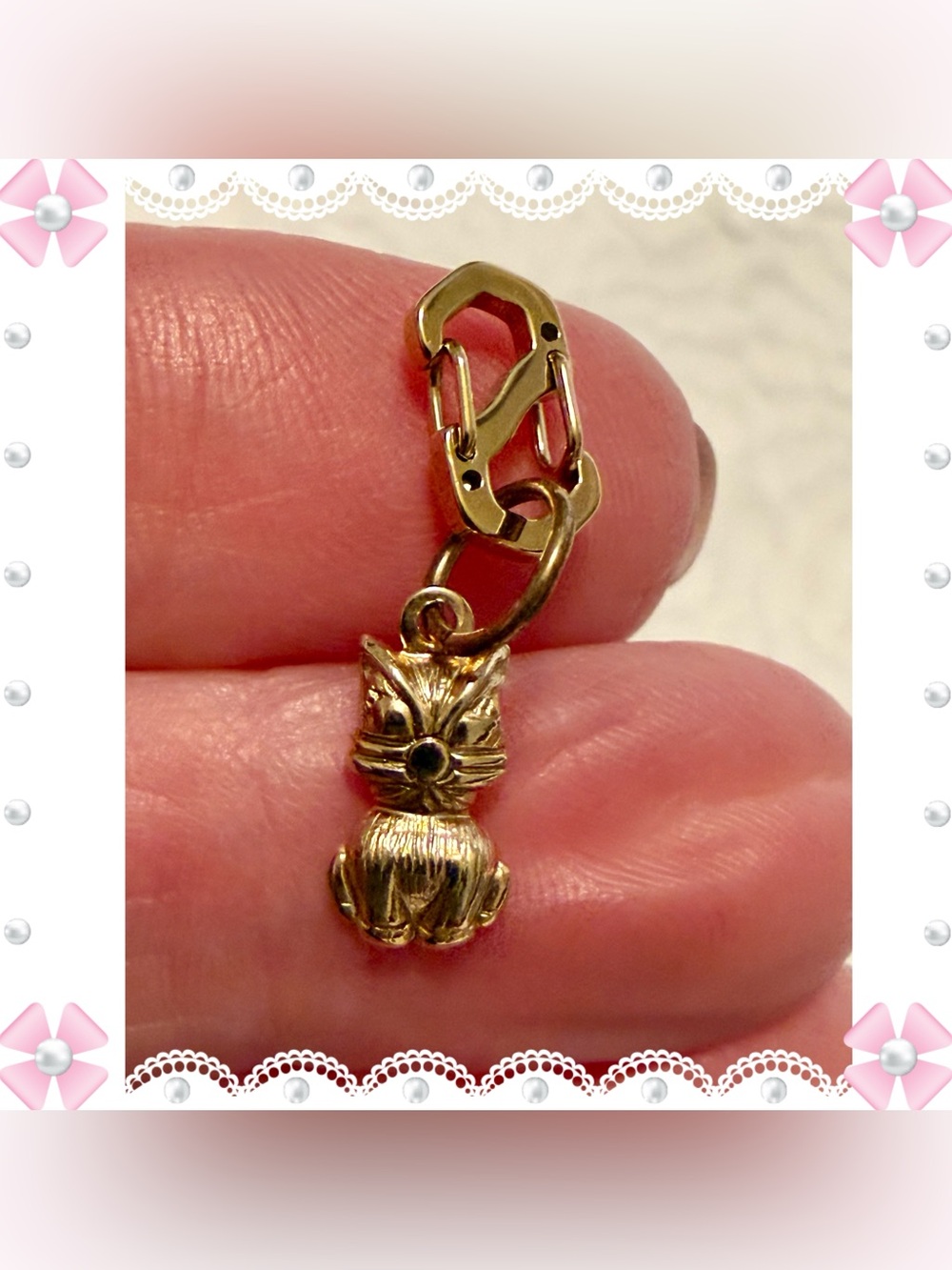Charm / pendant - tiny cute cat - gold tone. No flaws. Great condition.